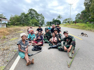 Satgas Yonif 126/KC dan Warga Kampung Ninati Bersatu di Karya Bakti Merah Putih