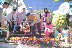Kapolda Jabar Ziarah Ke Makam Almarhum Bripka Cecep yang Gugur Saat Pengamanan Pesta Rakyat di Garut