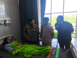 Kapolda Jabar Jenguk Tasya Aulia Pelajar SMA yang Jadi Korban Kericuhan Pesta Rakyat Garut