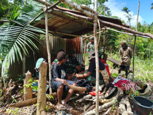 Satgas Yonif 126/KC Salurkan Bantuan untuk Bayi Baru Lahir di Kampung Umap