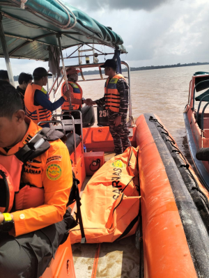 TNI Angkatan Laut Tanjung Datuk Bersama Tim SAR Gabungan Berhasil Temukan Korban Kecelakaan Laut