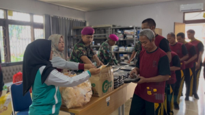 Yonmarhanlan III Bagi Makanan untuk Penghuni Panti Sosial Harapan Jaya