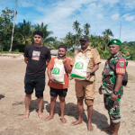 Babinsa Koramil 1710-01/Kokonao Kawal Penyaluran Beras Ketahanan Pangan ke Kampung Pesisir Mimika