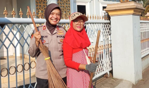 Kapolsek Bogor Barat Pimpin Aksi Bersih-Bersih Bareng Ibu-Ibu, Warga Apresiasi