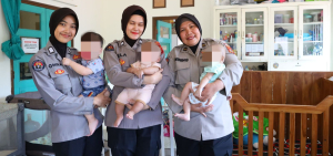 Tiga Polwan Polda Jabar Tunjukkan Kasih Sayang di Panti Asuhan Bayi Sehat Muhammadiyah