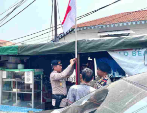 Jelang HUT Ke-80 Kemerdekaan RI, Brimob Polda Metro Jaya Kibarkan Bendera Merah Putih Di Rumah Warga Dan Kendaraan Angkutan Umum
