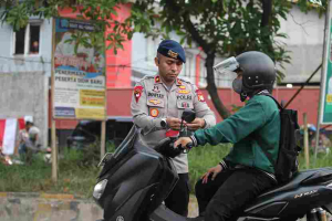 Batalyon D Pelopor Satuan Brimob Polda Metro Jaya membagikan 1000 Bendera Merah Putih