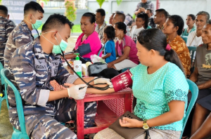 Lantamal IX Ambon Gelar Baksos Kesehatan dan Edukasi Rupiah di Desa Buano