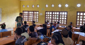 TNI Tanamkan Wawasan Kebangsaan dan Asah Kemampuan Berhitung di SMP Krounjendit Mindiptana