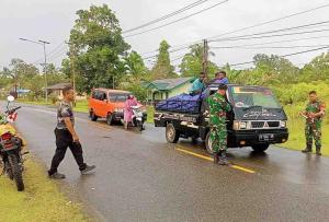 Babinsa Koramil 1710-07/Mapurujaya Semarakan HUT RI ke-80 Bagikan Bendera Merah Putih
