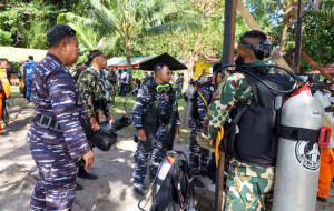 Kodaeral IX Ambon & Forkopimda Maluku Kibarkan Merah Putih di Bawah Laut