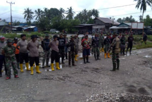 Hujan Deras Tak Surutkan Semangat Satgas TMMD 125 Kodim 1506/Namlea