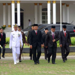 Danlanal Simeulue Ikuti Upacara Penurunan Bendera HUT ke-80 RI, Lapangan Pendopo Dipadati Warga