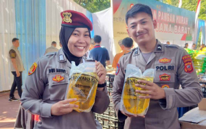 Semarak HUT ke-80 RI, Kapolda Jabar Bagikan Minyak Goreng Gratis untuk Anggota