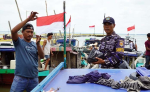 Danlanal Dumai Turun Langsung Bagikan Bendera untuk Nelayan