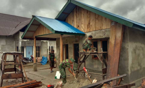 Hujan Deras Tak Surutkan Semangat Satgas TMMD 125 Kodim 1506/Namlea di Buru Selatan