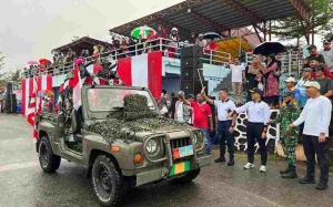 Semarakkan HUT Ke-80 RI, Danlanal Dabo Singkep Lepas Peserta Karnaval Budaya Bersama Forkopimda