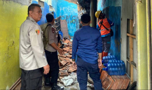 Diduga Konsleting Listrik, Rumah Warga Ciulu Ludes Terbakar – Polisi Sigap Bantu Evakuasi
