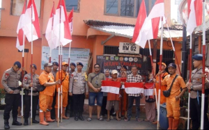 Sambut HUT ke-80 RI, Brimob Metro Jaya Tebar Bendera Merah Putih di Jakarta Timur