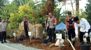 Hijaukan Jawa Barat, Kapolda Jabar Tanam Pohon Damar di Kuningan