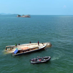 Bakamla RI Evakuasi KM Aneka Jaya yang Terbalik di Perairan Pulau Cucu Petong