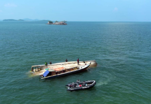 Bakamla RI Evakuasi KM Aneka Jaya yang Terbalik di Perairan Pulau Cucu Petong