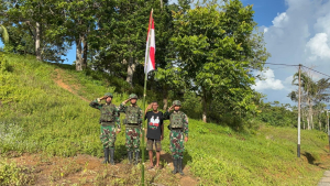 Satgas Yonif 126/KC dan Warga Bersatu Kibarkan Semangat Merah Putih