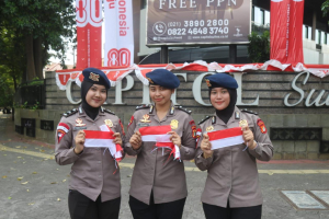 Brimob Metro Jaya Jelang HUT RI ke-80, Bagikan 5.000 Bendera Merah Putih ke Warga Jakarta