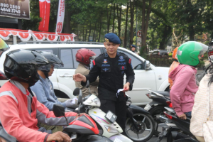 Semarak HUT RI ke-80, Brimob Metro Jaya Bagikan 5.000 Bendera Merah Putih di 3 Lokasi Jakarta