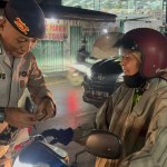 Menjelang HUT RI ke-80, Brimob Polda Metro Jaya Bagikan 1.000 Bendera Merah Putih di Ciputat