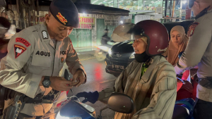 Menjelang HUT RI ke-80, Brimob Polda Metro Jaya Bagikan 1.000 Bendera Merah Putih di Ciputat