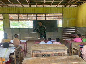 Satgas Yonif 126/KC Pos Kalikao Ajak Anak-anak SD YPPK Santo Sidorus Waropko Belajar