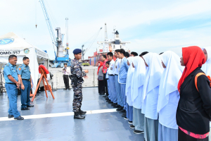 Kodaeral I Ajak Siswa-siswi SMA Hikmatul Mengenal Maritim di Mako dan KRI Bung Tomo-357