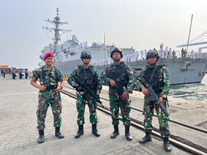 Yonmarhanlan III Amankan Kedatangan Kapal Perang Amerika USS John Finn di Tanjung Priok