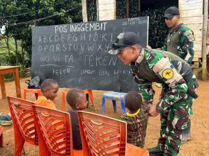 TNI Ajarkan Bahasa Indonesia kepada Anak-anak Perbatasan RI-PNG