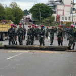 Pasmar 3 dan Warga Sorong Bergandeng Tangan Pulihkan Jalan Pasca Aksi Massa