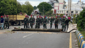 Pasmar 3 dan Warga Sorong Bergandeng Tangan Pulihkan Jalan Pasca Aksi Massa