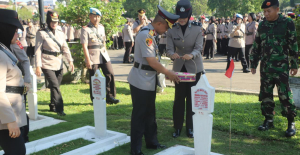 Polwan Polda Jabar Ziarah ke TMP Cikutra, Kenang Jasa Pahlawan di HUT ke-77