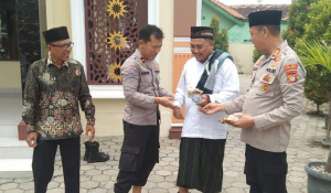 Polsek Cabangbungin Gelar “Jum’at Berkah”, Bagikan Makanan Usai Salat Jumat