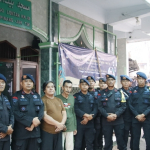 “Jumat Peduli”, Brimob Metro Jaya dan Warga Cipinang Bersihkan Masjid Jelang Salat Jumat