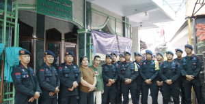 “Jumat Peduli”, Brimob Metro Jaya dan Warga Cipinang Bersihkan Masjid Jelang Salat Jumat
