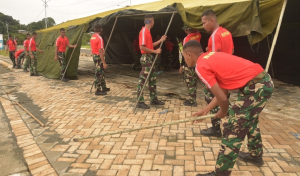 Prajurit Denmako Pasmar 3 Siapkan Tenda Serbaguna Sambut Pasar Murah HUT TNI ke-80