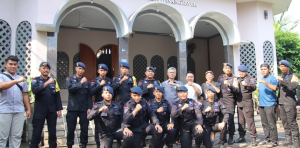 Brimob Polda Metro Jaya Galang “Jumat Peduli” Bersih-bersih Masjid Jelang Jum’at-an