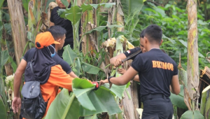Jumat Berkah, Brimob Polda Metro Jaya Berbagi Sembako dan Gotong Royong Bersama Warga