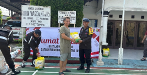 Satbrimob Polda Metro Jaya Tebar Kepedulian Lewat Program “Jumat Peduli” di Cipinang
