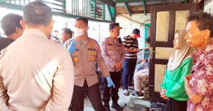 Polisi Evakuasi Ibu dan Dua Anak yang Tewas di Dalam Rumah Kontrakan