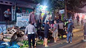 Polisi Ciamis Sigap Evakuasi Korban Kecelakaan Mobil Bak Bermuatan Buah