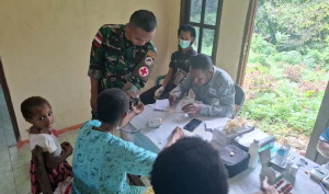 Satgas Pamtas Yonif 126/KC Bersama Puskesmas Kombut Hadirkan Layanan Kesehatan Keliling di Amuan