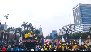 Brimob PMJ Amankan Aksi Mahasiswa di Depan Gedung DPR/MPR RI