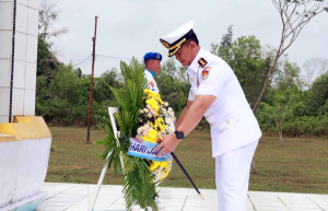 Peringati HUT ke-80 TNI AL, Lanal Dumai Tabur Bunga di TMP Damai Sentosa